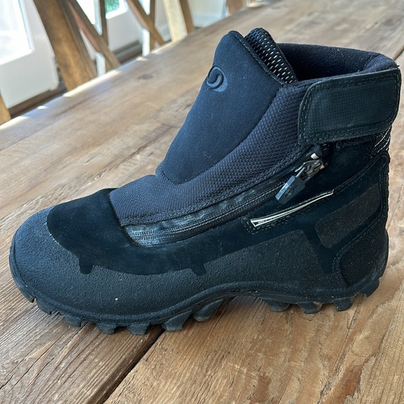 Salomon women’s winter boots - Picture 2 of 4